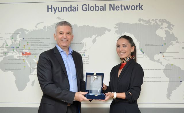 Hyundai Assan Genel Md Onder Goker-Erk Otomotiv Satis Yoneticisi Pinar Bingol otogundem