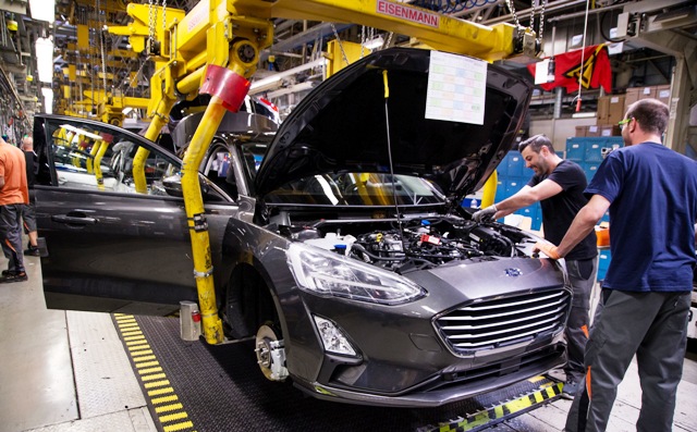 Ford-Mitarbeiter arbeiten in der Endmontage des neuen Ford Focus.