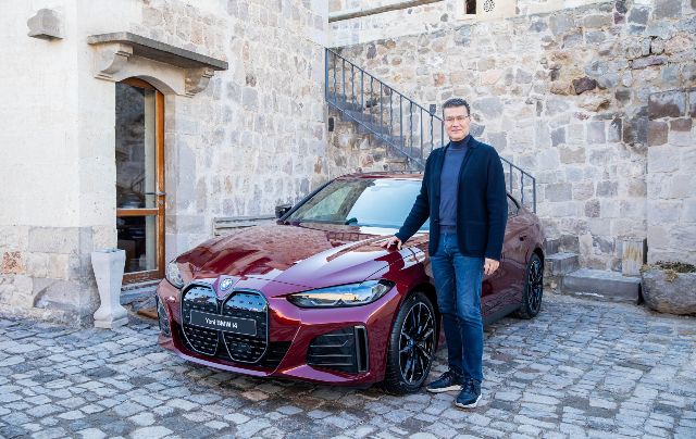 Borusan Otomotiv İcra Kurulu Başkanı Hakan Tiftik ve Yeni BMW i4 eDrive40