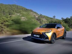 Merakla beklenen yeni Toyota C-HR hibrit fiyatı belli oldu