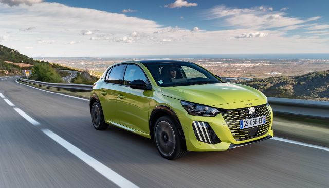 YENİ PEUGEOT E-208-otogundem (1) (1)